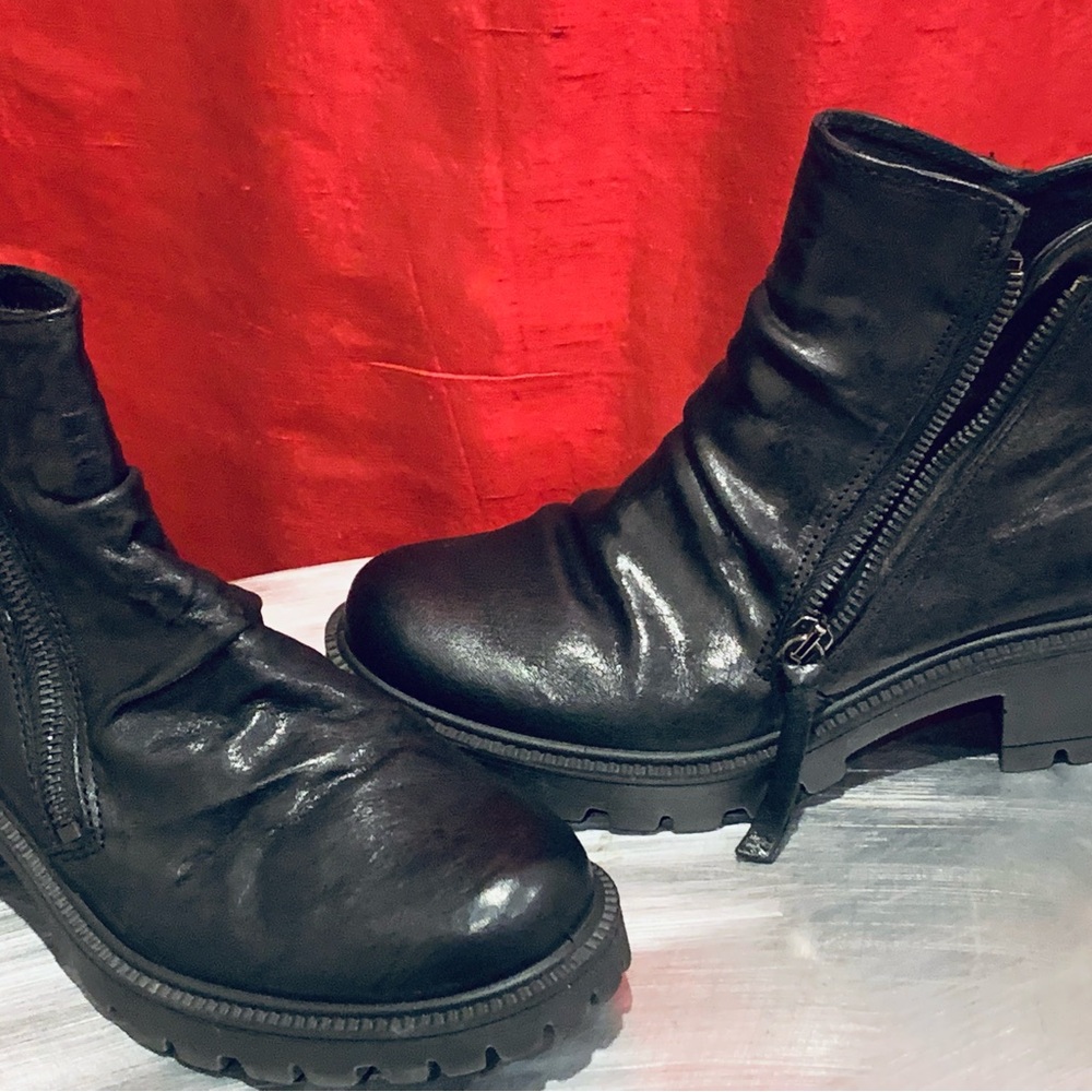 Boots - Picture 2 of 5